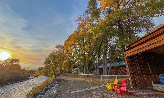Dubois Cabin | Pet Friendly King Suite w/Riverfront Access, Hot tub, Parking & Mountain Views