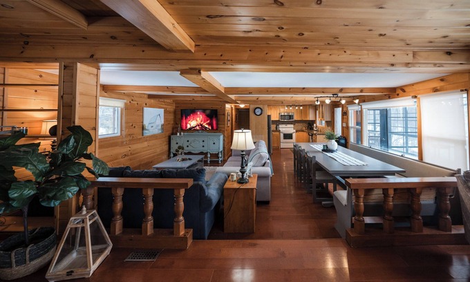 Bobcaygeon Cottage | Pet-Friendly Lakefront Log Home - DOCK | CANOE | BOARD GAMES