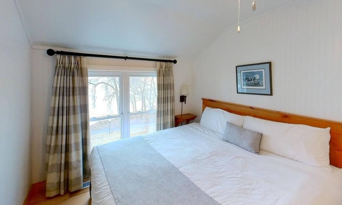 Otonabee-South Monaghan Cottage | Pet-Friendly Lakeside Cottages With Private Outdoor Decks for a Homely Stay
