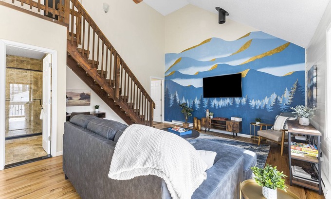 East Stroudsburg House | Pet Friendly Modern Poconos Home! Hot Tub, Cozy Woodlands!