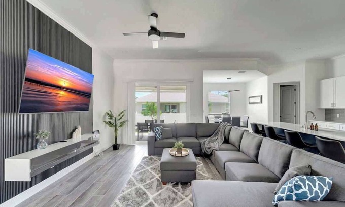 Osprey House | Pet-Friendly Modern Retreat Near Siesta Key