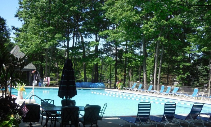 Hidden Valley House | ☀️ Pet-Friendly Mountain Retreat w/Pool Access, Fire Pit & Peaceful Deck 🐾🔥💑