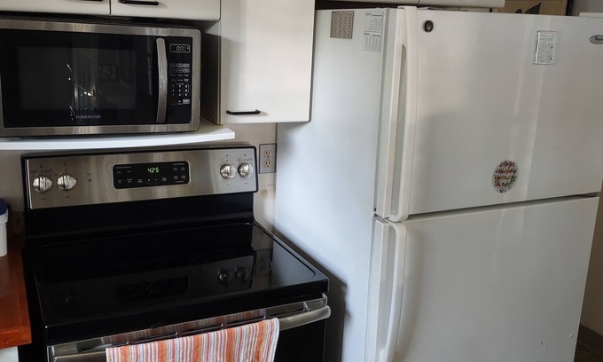 Clinton House | Pet Friendly One Bedroom House Clinton CT Minutes to Water Train and Downtown