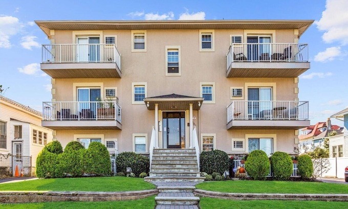 Asbury Park Condo | Pet Friendly-Outdoor Space-Parking-Chef's Kitchen-2 blocks to the Beach