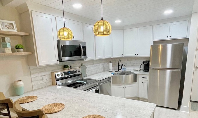 Fort Pierce Condo | Pet-Friendly Paradise with Special Discounts - A Wave from It All Awaits!"