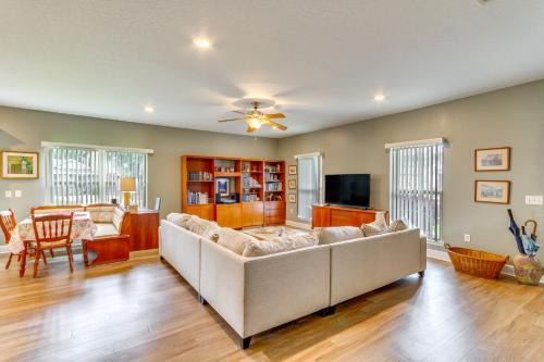 Warrington House | Pet-Friendly Pensacola Home about 2 Mi to Bruce Beach!