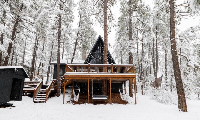 Strawberry Cabin | Pet-Friendly Pine Cabin w/Hot Tub & Fire Pit!