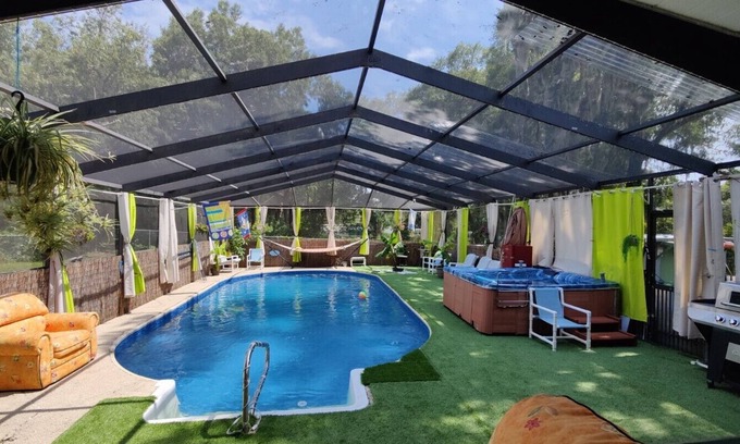 Dade City House | Pet-Friendly Poolside Escape