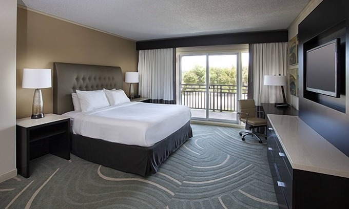 Lakeway Hotel | Pet-Friendly Property! Free Parking, Outdoor Pool Near Lakeway Country Club