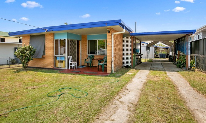 Tin Can Bay House | Pet Friendly - Quaint brick holiday getaway