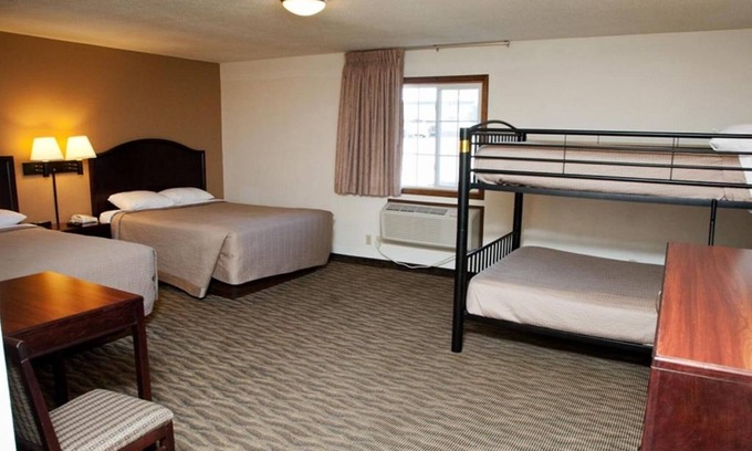 Atlantic Hotel | Pet-Friendly Room w/Complimentary Breakfast Near Iowa Western Community College