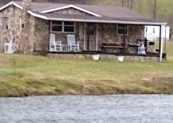 Barnardsville House | Pet friendly rustic cabin with views 26 min to downtown Asheville