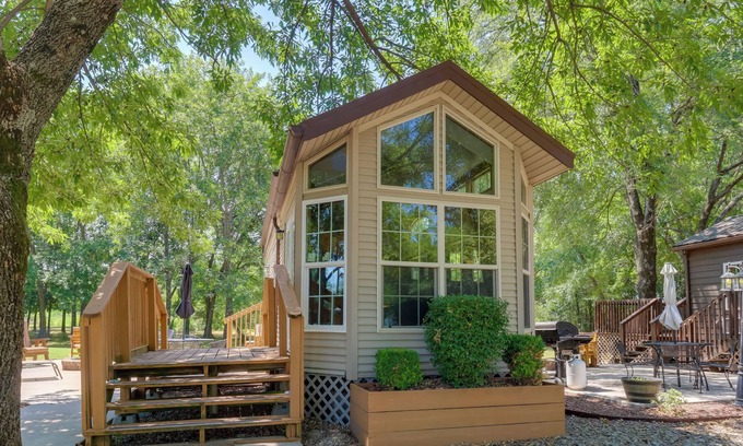 Sallisaw Cabin | Pet-Friendly Sallisaw Cabin: Hikes, History & More