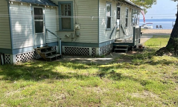 Standish Cottage | Pet friendly - SEBAGO LAKE BEACHFRONT.