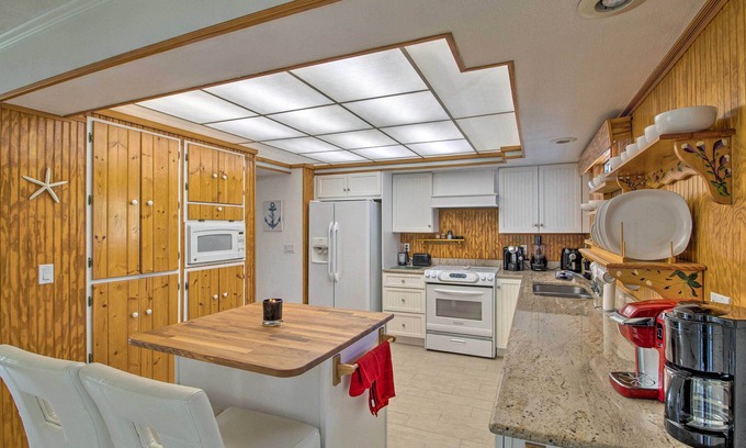Sebastian Highlands Cottage | Pet-friendly Sebastian Home on Lake; Golf Nearby