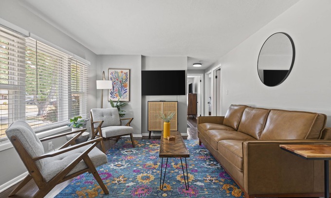 South Kansas City House | Pet Friendly South Waldo Ranch Minutes to 435