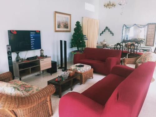 Taman Haji Zainal House | Pet-Friendly, Spacious Family Cottage, with Games Lounge & Near Beach