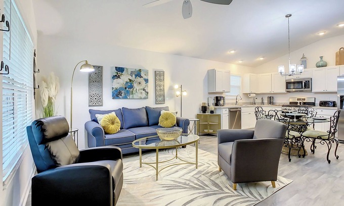 Wildwood House | Pet Friendly The Villages - Modern Comfortably Fully Furnished Rental