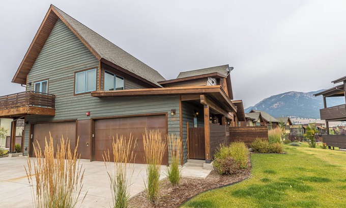 Big Sky House | Pet Friendly Townhome! Hot Tub! 15 Min Drive to Resort! 5 Min Walk to Shuttle an