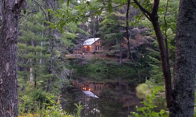 North Creek Cabin | PET-FRIENDLY - Twilight Cabin a Unique Waterfront Log Cabin