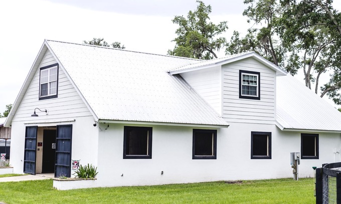 Ocala House | Pet Friendly Vacation Rental at Mini Moo Ranch - only 6 miles to WEC Ocala, Fl