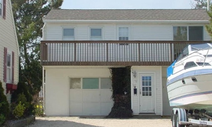 North Beach Haven Cottage | Pet Friendly. WiFi. Beach Badges. Outdoor shower. WD. Oceanside. All new.