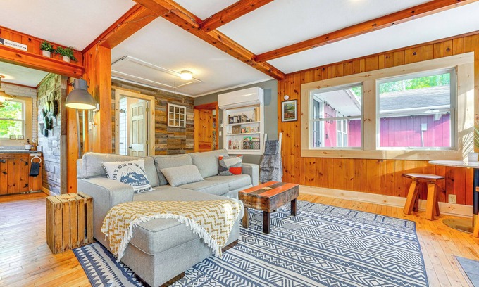 Wilmington Cabin | Pet-Friendly Wilmington Retreat w/Hot Tub!