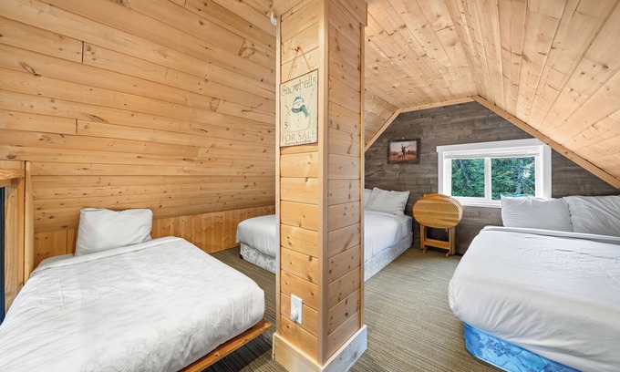 Hemlock Valley Cabin | Pet Friendly | Wood Fire | Wi-fi | Close to Lifts
