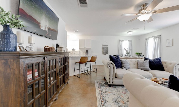 Round Rock House | PET/KID Friendly! Farmhouse Charmer! 20 mins to DT Austin!