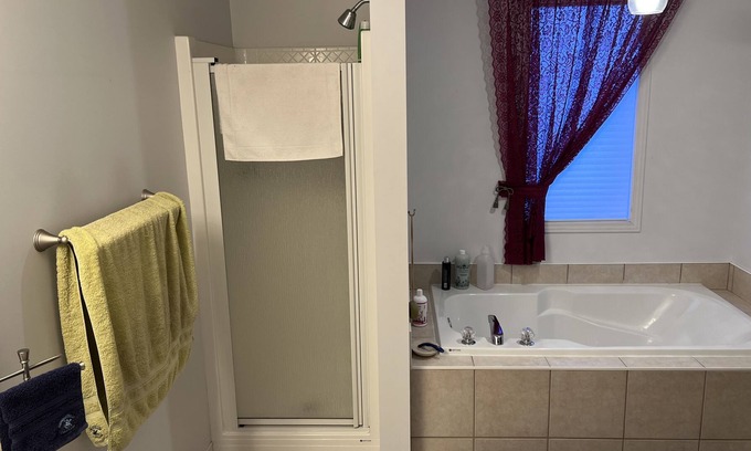 Hull House | Pet Welcome, Spacious 4 Bed, 3 Bath with Fireplace