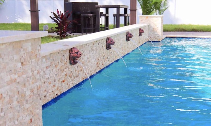 Bearss Plaza House | Pete's Place 9 Bedroom 7 Bath Tampa Resort
