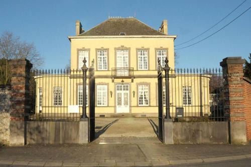 Beloeil Villa | Petit château à la campagne.