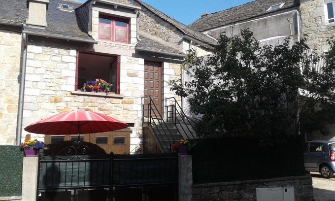 Aumont-Aubrac Apartment | petit gîte calme et ensoleillé.