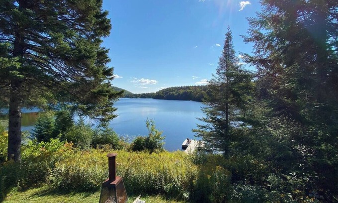 St-Adolphe-d'Howard Ski Chalet | Petit Lac Long | Refined lakeside chalet