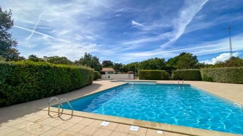 La Couarde-sur-Mer Villa | Petite location dans résidence avec piscine et terrains de tennis