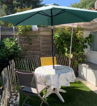 Ars-en-Re House | Petite maison dans le jardin