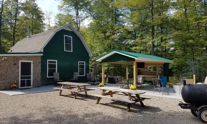 Petoskey Cabin | Petoskey - Enjoy the great outdoors from the Cozy and peaceful cabin!