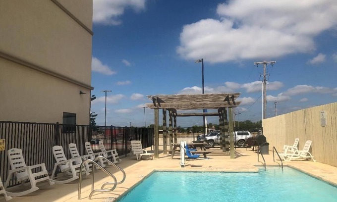Cotulla Apartment | PetroStay Inn & Suites Cotulla