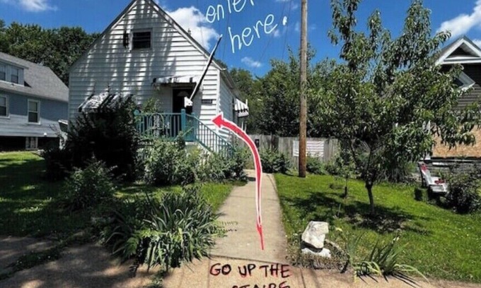 St. Louis Apartment | Pets stay free. King size bed. Street parking in front. Large TV. Keypad entry.