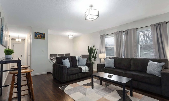 Lee's Summit House | Pets Welcome Close to DT Lees Summit, Walk to Shops|5 King Beds|Mins to Stadiums