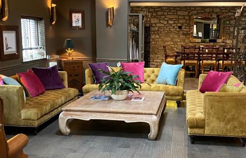 Crudwell Bed & Breakfast | Pettifers Freehouse Hotel