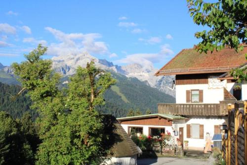Garmisch-Partenkirchen House | Pfeiffer Alm am Sonnenhang mit Blick auf die Zugspitze
