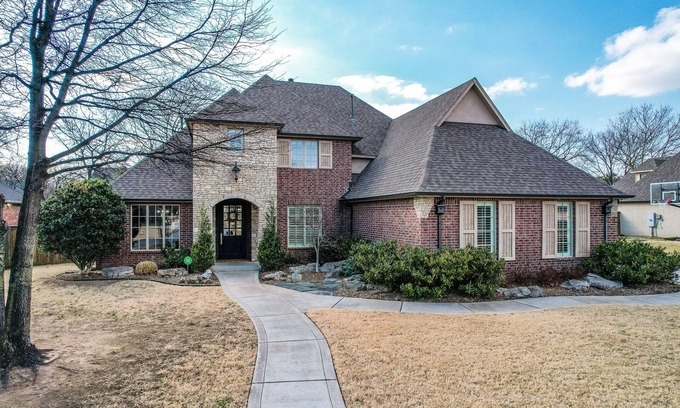 Tulsa House | PGA Tournament-5 miles to Southern Hills CC-Golf Getaway-Backyard Putting Green