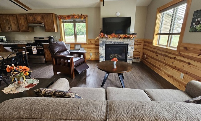Orange Prairie Cottage | Phillips Legacy Cabin 2