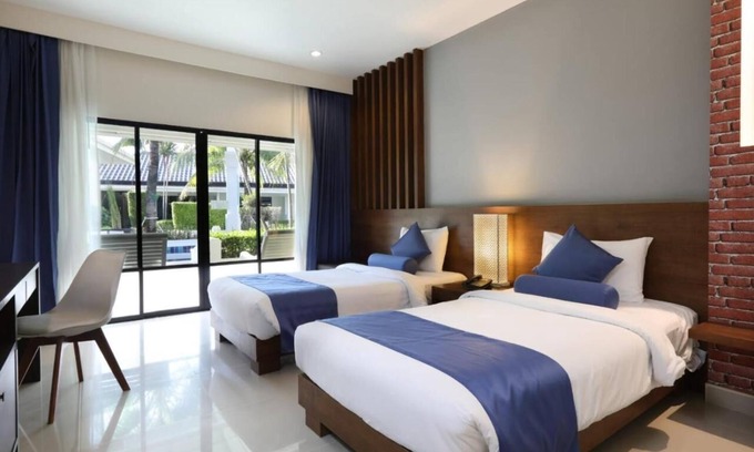 Chalong Hotel | Phuket Town, 7 km from Chinpracha House, Room with pool access.