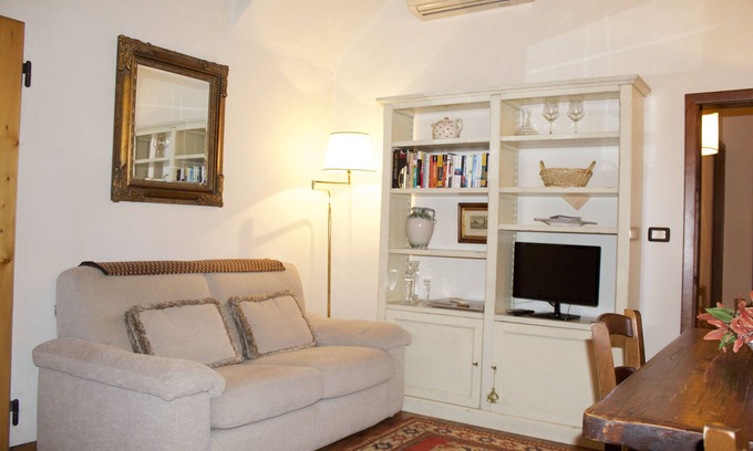 Duomo Apartment | Piazza della Signoria, Ponte Vecchio, Ideal location,Affordable City Center Apt