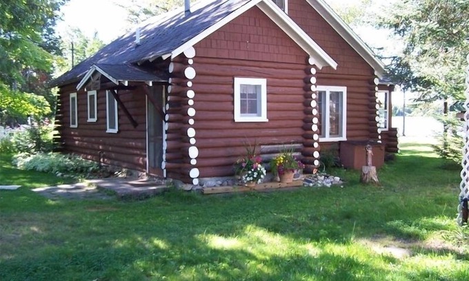 Petoskey House | Pickerel Lake - Lakefront Log Cabin