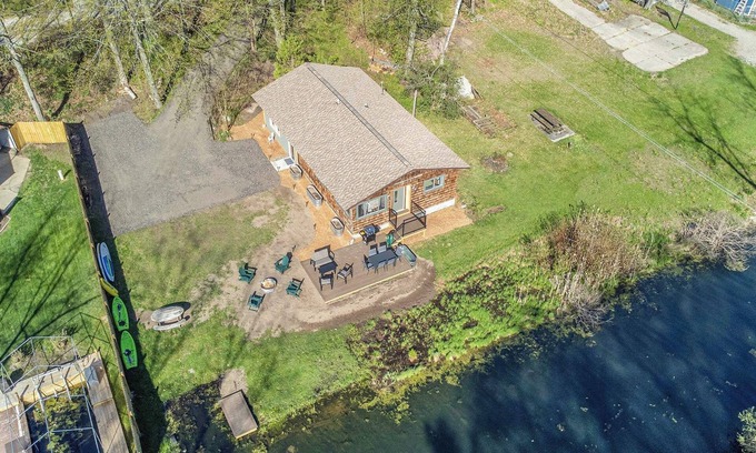 Newaygo Cottage | Pickerel Lake Waterfront Cottage - with Kayaks!