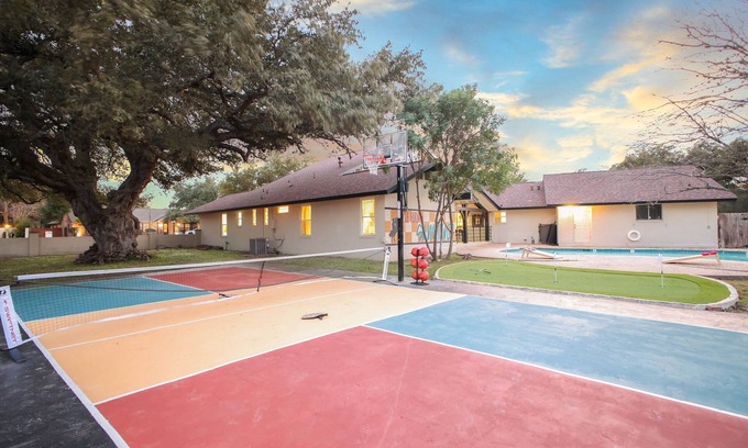 Castle Hills House | Pickleball, Pool & Fun Family Retreat Sleeps 16