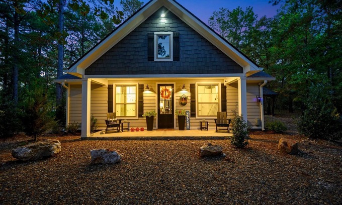 Broken Bow House | Pickleball, Pool, Splash Fountain ,Clubhouse , Walking Trails , Basketball